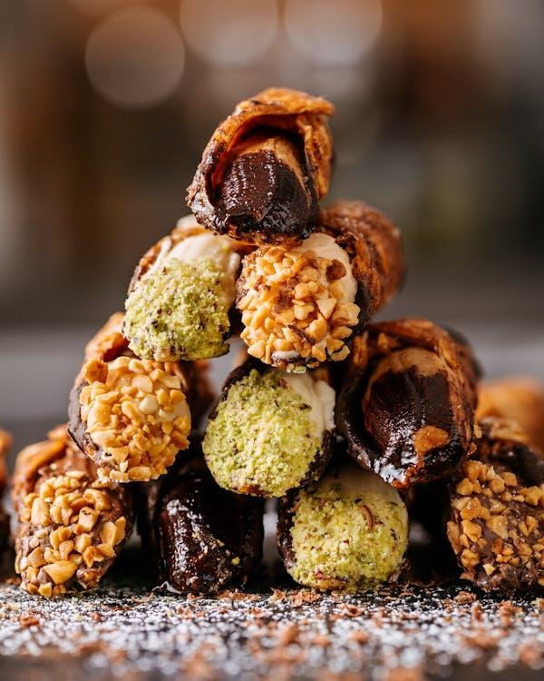 free-photo-of-pyramid-of-sweet-snack-with-chocolate